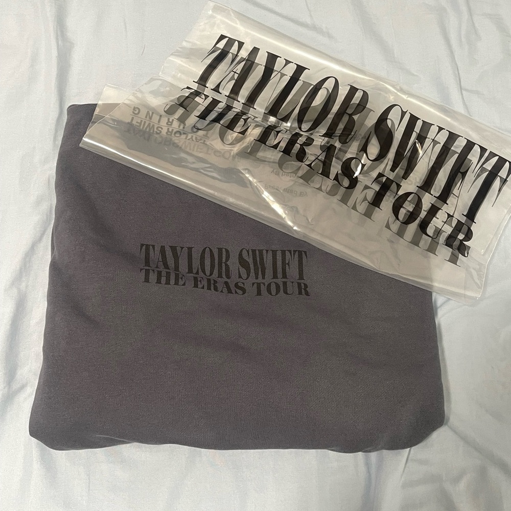 Taylor Swift The Eras Tour Crewneck Medium official